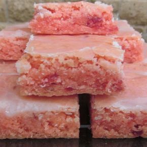 Strawberry Brownies More Strawberry Brownie, Easy Summer Dessert Recipes, Cake Brownie, Strawberry Brownies, Resep Brownies, Strawberry Cake Mix, Brownie Desserts, Easy Summer Desserts, Mix Recipes