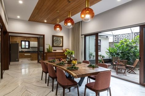 Axis House: Crowning Skylight and Staircase Are The Jewels of This Nagpur Bungalow - dress your home | India's top home decor & interior design blog Dining Hall Design, Grid Architects, Staircase Architecture, House Models, Skylight Design, Interior Ceiling, 6 Bedroom House, Dining Hall, Modern Houses Interior