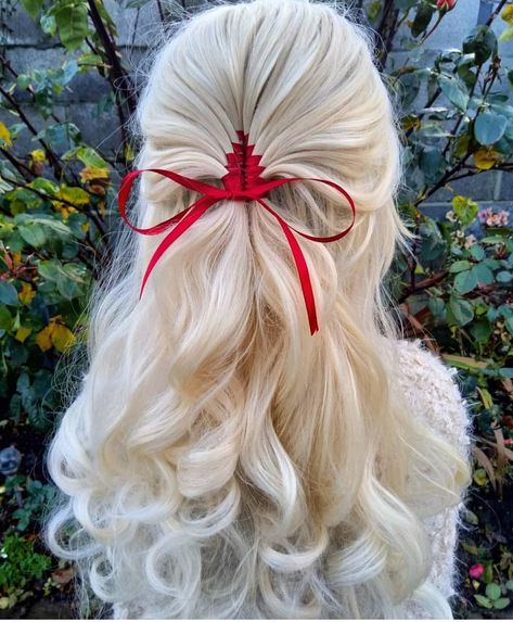 🎄Happy Holiday Style🎄by @lorrainecusack Look how perfectly the ribbon is braided into the hair 👀♥️ . . . . #ribbonbraid #holidayhair… Braids With Ribbons In Them, Christmas Party Hairstyles, Ribbon Braids, Pretty Ribbon, Christmas Hairstyles, Holiday Hairstyles, Christmas Hair, Amazing Hair, Long Wavy Hair