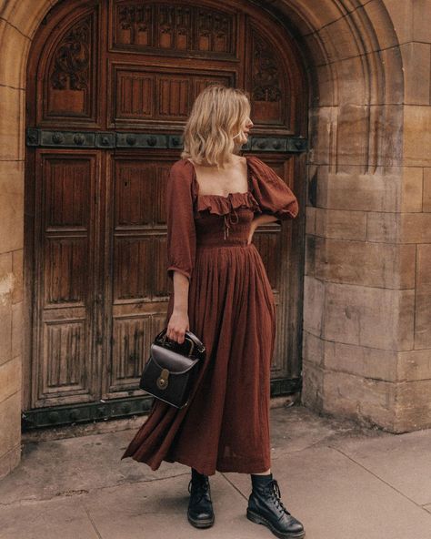 Sarah Mantelin, Brown Aesthetic Outfit, Dark Brown Dress, Academia Outfits, Cottagecore Outfits, Vintage Fall, Moda Vintage, Mode Inspo, Autumn Outfit