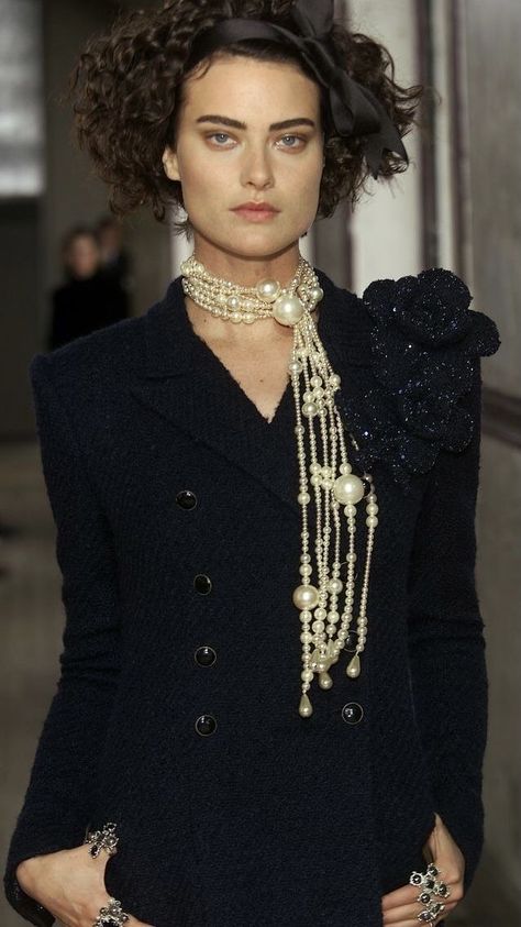 Glamorous Chic Life, Runway Jewelry, Mode Chanel, Chanel Couture, Chanel Haute Couture, Chanel Vintage, Chanel Jewelry, Chanel Fashion, Runway Pictures