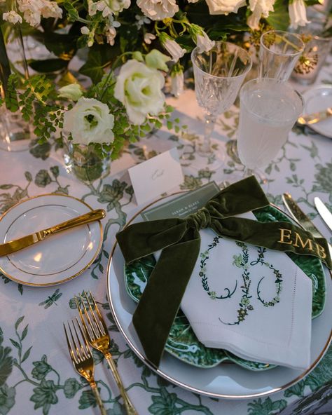 Ahhh we loved embroidering these velvet bows and napkins for @lindsey.boyce.design last year! White linen napkins were embroidered with our very own botanical monogram design, and each green velvet bow was embroidered with the wedding guest initials- perfection! 🤍 Photography@oliviaraejameswed Planner @lindsey.boyce.design #placesettings #weddingtablesetting #weddingplacesettings #tablescapes #weddingtablescapedecor #setthetable #weddingnapkinstyling #weddingsofinstagram #tablescape #wedd... Olive Green Table Setting, Bow Tablescape, Green Table Settings, Botanical Monogram, Napkin Folds, White Linen Napkins, Green Napkins, Velvet Bows, Gold Flatware