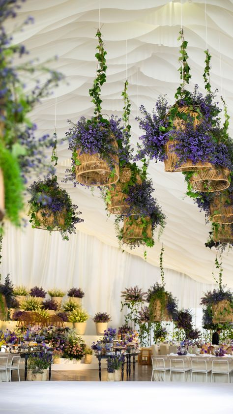 A general view of this amazing wedding with floral details in purple tones. Purple Floral Aesthetic, Private Property Wedding, Forest Theme Wedding, Tent Decorations, Creative Flower Arrangements, Purple Tones, Cafe Style, Mexican Wedding, Wedding Stage