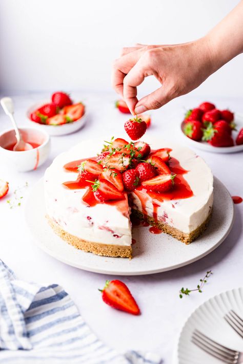 Strawberry White Chocolate, No Bake Summer Desserts, Melted White Chocolate, Cupcake Decorating Tips, White Chocolate Cheesecake, Anna Banana, Buttery Biscuits, Baked Strawberries, Strawberry Sauce