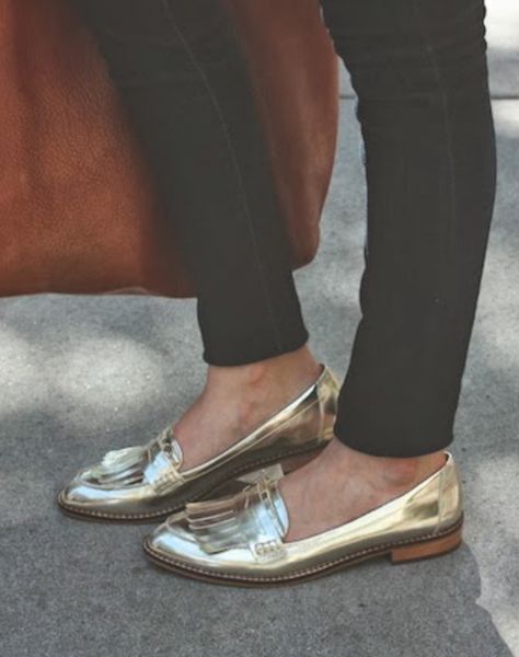 Gold Loafers, Metallic Loafers, Mode Shoes, Mode Casual, Gold Shoes, Crazy Shoes, Shoe Obsession, Shoe Lover, Mode Inspiration