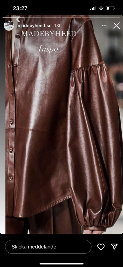 Jil Sander Runway, Leather Shirts, Leather T Shirt, Stylish Leather Jacket, Volume Sleeves, Chica Cool, Leather Detailing, Fashion Design Clothes, Leather Outfit