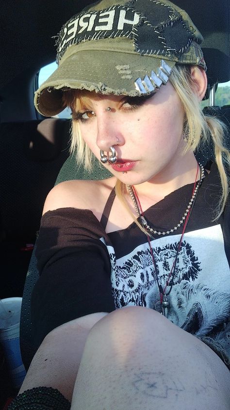 Crust Punk Girl, Crust Punk Style, Crust Punk Fashion, Punk Hat, Perky Goth, Gutter Punk, Punk Woman, Punk Women, Crust Punk