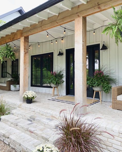 Cottage Porch Decor, Modern Farmhouse Front Porch, Modern Farmhouse Porch, Estilo Farmhouse, Front Porch Addition, Cottage Porch, Porch Addition, Farmhouse Front Porches, Porch Furniture