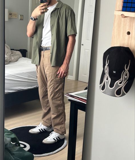 Men’s Streetwear outfit idea inspo inspiration Khaki Outfit Men, Sambas White, Cargo Outfit Men, 70's Outfits, Beige Pants Outfit, Green Cargo Pants Outfit, Cargo Pants Outfit Men, Beige Pants Men, Fashion Outfits Aesthetic