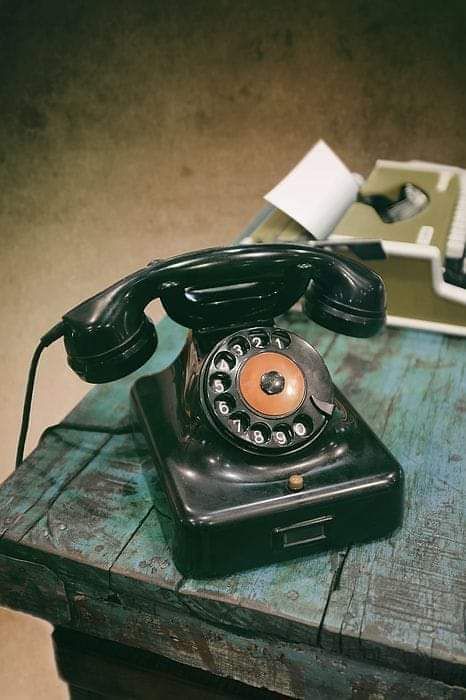 Antique Phone, Antique Telephone, Green Tea Face, Vintage Phone, Vw Vintage, Vintage Phones, Vintage Telephone, Old Phone, The Photograph