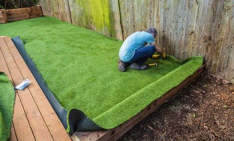 How to lay artificial grass Fake Grass Installation, Fake Grass Backyard, Diy Artificial Turf, Fake Grass For Dogs, Laying Artificial Grass, Artificial Grass Backyard, Turf Backyard, Installing Artificial Turf, Pet Turf