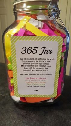 365 Jar - 1 note a day for 365 days. Great gift for an anniversary! 365 Jar, Mason Jar Gifts Diy, Toples Kaca, Wedding Trailer, Anniversaire Diy, Best Anniversary Gifts, Kartu Valentine, Bipasha Basu