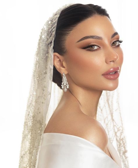 Wedding Makeover/ makeup looks/ makeup ideas/eye makeup/ eye shadow looks/ lips/ lipsticks /liparts /hairstyles/ earrings/ white Arab Wedding Makeup, Walima Makeup, Henna Makeup, Bride Hairstyles With Veil, Wedding Hair Updo, Wedding Makeover, Modern Wedding Bouquets, Makeup Illustration, Simple Wedding Gowns