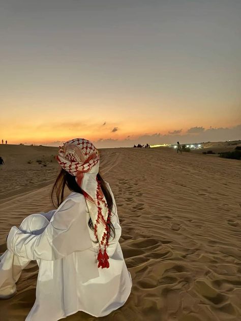 Poses In Desert, Desert Instagram Pictures, Dubai Vacation Outfits, Dubai Desert Outfit, Dubai Picture Ideas, Nas Hip Hop, Desert Princess, Madrid Outfits, Desert Outfit