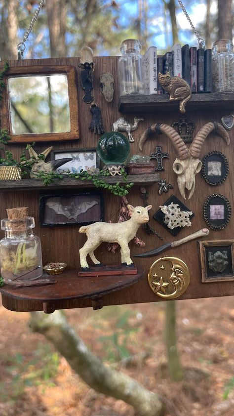 han_nahkay on Instagram: From trash to treasure! Handmade OOAK miniature oddities wall. • • •#miniatures #ooak #miniatureartist #miniatureart #handmade #art… Miniatures Out Of Trash, Miniature Oddities Diy, Recycled Miniatures, Diy Oddities Projects, Miniature Oddities, Miniatures From Trash, Oddities Decor Diy, Printers Tray Ideas, Oddity Crafts