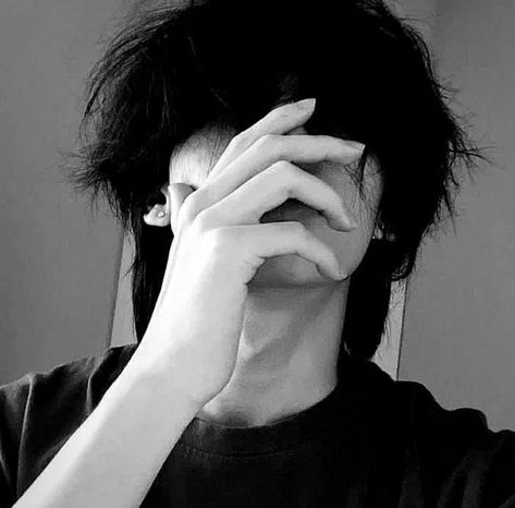 Tomboy Photography, Emo Boy Aesthetic, Emo Boy Pfp, Rp Boy, Aesthetic Boys Outfit, Chicos Aesthetic, Emo Icons, Black Hair Boy, Yandere Girl