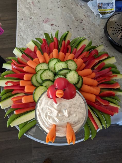 Fruit And Veggie Thanksgiving Tray, Fun Thanksgiving Veggie Tray, Veggie Thanksgiving Tray, Thanksgiving Charcuterie Board Veggies, Friendsgiving Veggie Tray, Veggie Charcuterie Board Thanksgiving, Kids Turkey Charcuterie Board, Birthday On Thanksgiving Ideas, Cute Thanksgiving Veggie Tray