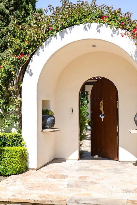 This traditional home with its spacious living spaces is a study of beautiful Spanish Colonial design, renovated by Denise Morrison Interiors in Laguna Niguel, California. Spanish Style Home Exterior, Morrison Interiors, Spanish Style Architecture, Colonial Style Homes, Flagstone Patio, Colonial Design, Casas Coloniales, التصميم الخارجي للمنزل, Spanish Style Homes