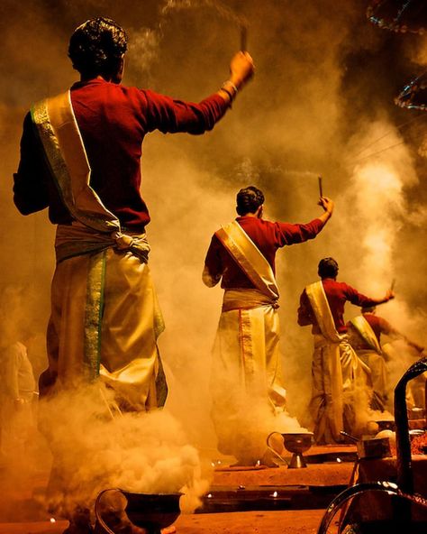 Jaypore on Instagram: “Benaras, where chaos is interspersed with spirituality. Where every winding lane has a story to tell and richness finds expression in…” Amazing India, India Culture, Great River, Photography Help, Indian Art Paintings, Hindu Art, Varanasi, South Asia, Incredible India