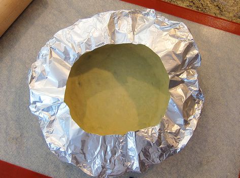 A homemade foil ring can help protect the crust edge of a pie from over-browning. This is a simple way to make a foil ring or pie guard. Pie Crust Shield, Pie Crust Edges, Frozen Summer, How To Make Pie, Baking Items, Sliced Bread, Tin Foil, Cylinder Shape, Chewy Cookie