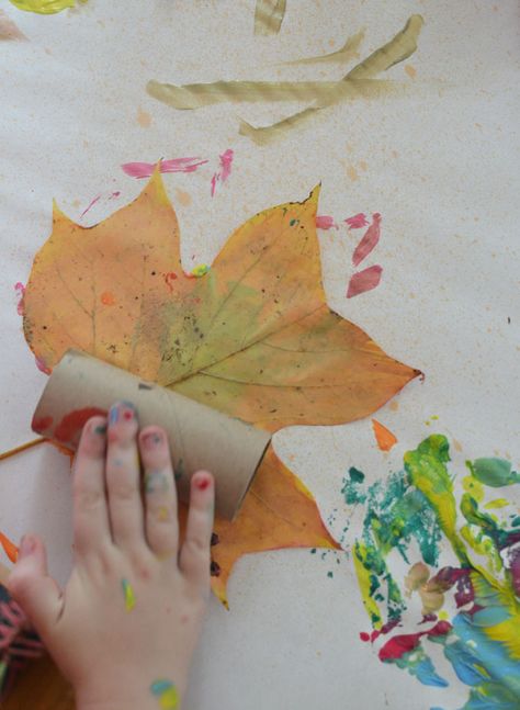 Leaf painting is a wonderful way to combine nature art with process art for kids. Preschool Leaves And Trees Art, Reggio Leaf Activities, Leaf Painting Preschool, Painting With Leaves Preschool, Leaves Printing Art, Nature Art For Preschoolers, November Process Art Preschool, Painted Leaf Art, Leaf Art For Preschoolers