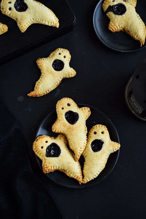 Boo Berry Hand Pies, Pies Blueberry, Berry Pies, Homemade Blueberry Jam, Blueberry Hand Pies, Short Crust Pastry, Berry Pie Recipe, Halloween Sweet Treats, Boo Berry