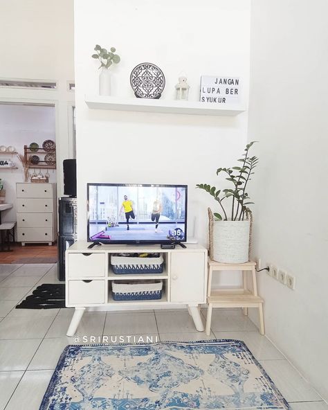 Model Rak TV Minimalis Rumah Mungil Terbaru | Dekor Rumah Industrial Apartment Decor, Ruang Tv, Simple Living Room Decor, Furniture Design Inspiration, Small Living Room Design, Small Living Room Decor, Minimalist House Design, Home Organisation, Home Building Design