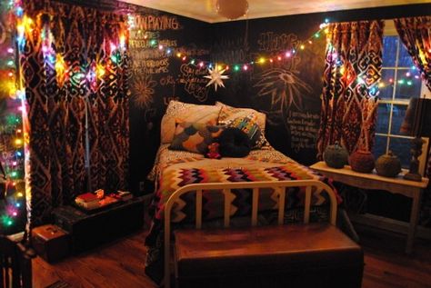 Bett schräg ins Zimmer gestellt, die Tafelwände und bunte Lichterkette. Win! Indie Bedroom Ideas, Hipster Room, Hipster Bedroom, Indie Bedroom, Hippie Bedroom, Hippy Room, Tumblr Rooms, Perfect Room, Bedrooms Ideas