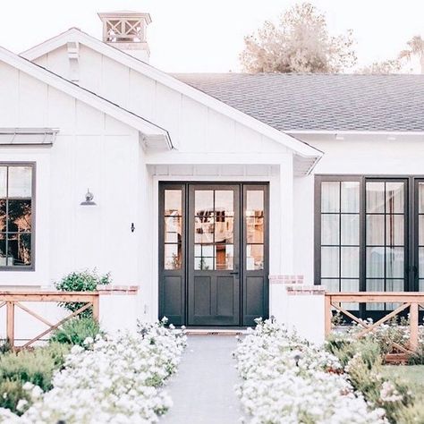 Farmhouse Home Design, Front Door Inspiration, White Modern Farmhouse, Farmhouse Exterior Design, Modern Farmhouse Home, Farmhouse Landscaping, Door Inspiration, Unique House Design, Style Cottage