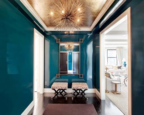 Gold foil wallpaper on the ceiling of this modern entryway/foyer with abstract light fixture Blue Hallway, Lacquered Walls, Dark Paint Colors, Ceiling Wallpaper, Wallpaper Ceiling, Gold Ceiling, Teal Walls, Wallpaper Accent Wall, False Ceiling Design