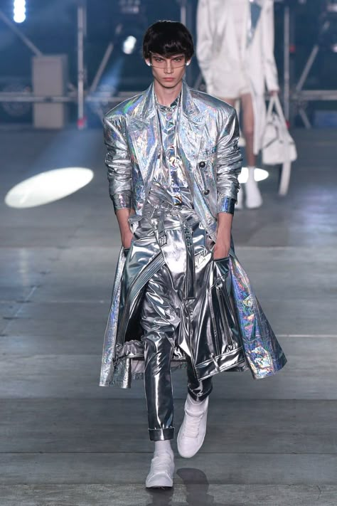 Balmain | Menswear - Spring 2020 | Look 10 Futuristic Men Outfit, 80s Futurism Fashion, Space Fashion Men, Futuristic Fashion Men, Futuristic Mens Fashion, Futuristic Outfit Men, Galactic Outfit, Balmain Menswear, Space Clothing