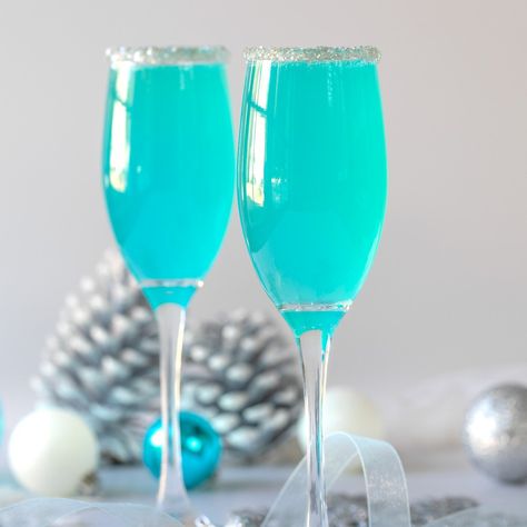 Tiffany Mimosas Appetizers In Champagne Glasses, Tiffany Blue Cocktail Drink Recipes, Tiffany Blue Drinks Cocktails, Tiffany Blue Mimosa, Cotton Candy Mimosa Bar, Tiffany Mimosa Recipe, Blue Mimosa Bar, Summer Mimosa Recipe, Blue Mixed Drinks Alcohol