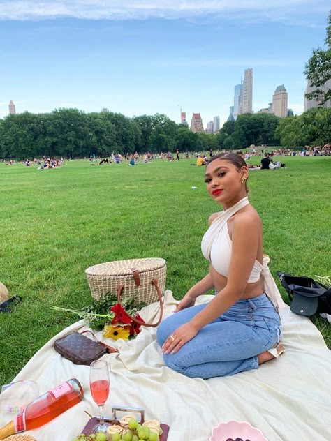 Picnic Outfit Ideas, Picnic Date Outfits, Picnic Outfit Summer, Picnic Pictures, Winter Picnic, Picnic Outfit, Picnic Inspiration, Picnic Date, Perfect Picnic