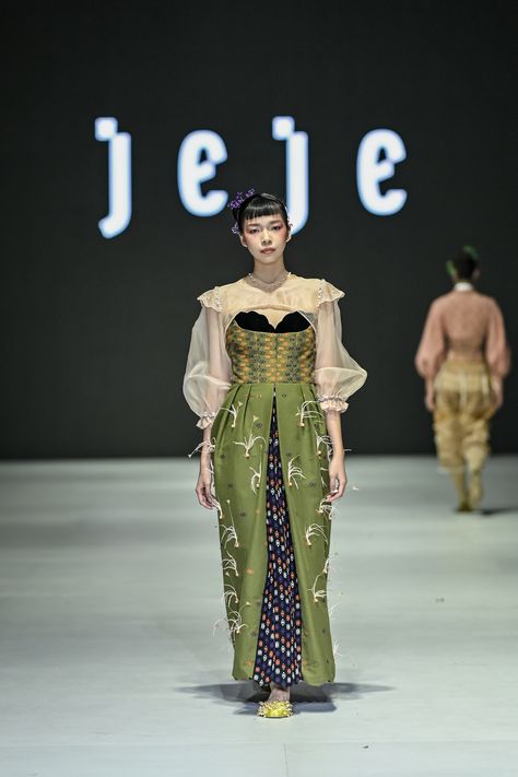 Fusion Fashion Inspiration, Busana Casual, Indonesian Clothing, Makeup Wisuda, East Nusa Tenggara, Sparkle Gown, Jakarta Fashion Week, Batik Modern, Fashion Week 2024