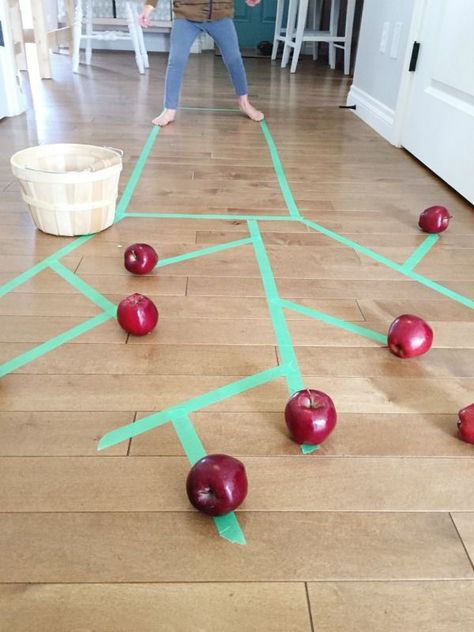 Apple Picking Activity, Kaba Motor Becerileri, School Diy Ideas, Preschool Apple Theme, September Preschool, Apple Lessons, Lab Ideas, Gross Motor Activity, Apple Preschool