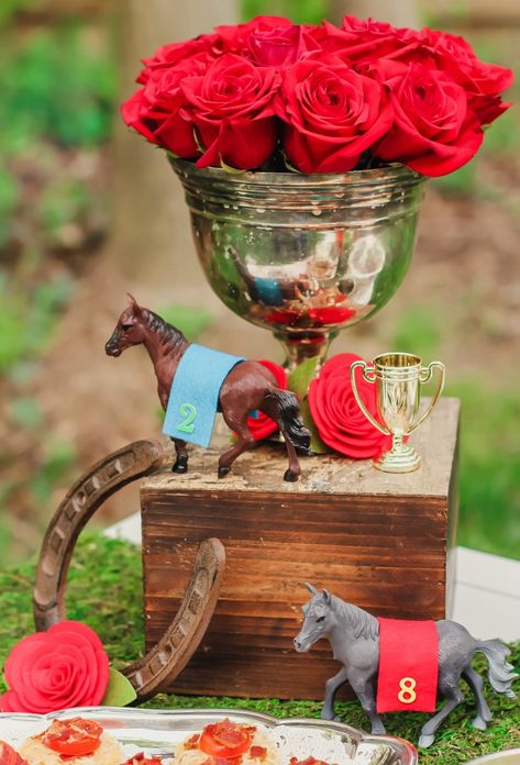 These are the BEST tips & ideas for a Kentucky Derby party! Decor, inspiration, classic food & drink, all right here! Kentucky Derby Centerpieces, Kentucky Derby Decorations, Kentucky Derby Theme, Kentucky Derby Themed Party, Kentucky Derby Party Ideas, Derby Party Ideas, Derby Party Food, Kentucky Derby Party Decorations, Kentucky Derby Party Food