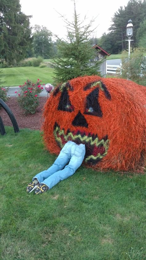 Psycho Pumpkin Spider Hay Bale, Fall Painted Hay Bale Ideas, Fall Hay Bale Painting, Haybale Decorating Fall, Round Hay Bale Decorating Ideas Fall, Halloween Hay Bale Ideas, Haunted Hayride Ideas, Hay Decorations, Painted Hay Bale Ideas