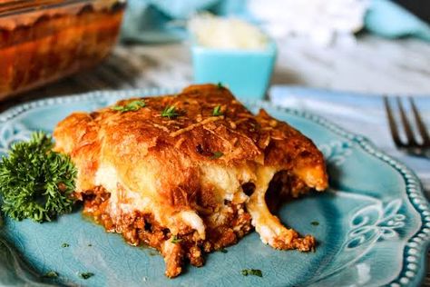 Cheesy Italian Ricotta & Beef Pie Recipe Meals To Make With Ground Beef, Beef Pie Recipe, Quick Casseroles, Beef Pie, Beef Pies, Crescent Roll Recipes, Just A Pinch, Meal Recipes, Beef Dishes