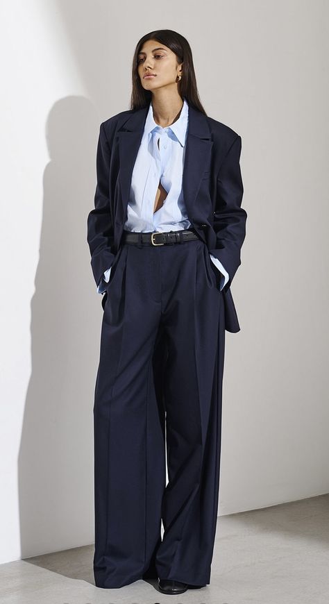 Suit Streetwear Women, Oversized Pant Suit Women, Tailored Suits Women, Outfit Costume Femme, Oversized Blazer Outfit Women, Oversized Suit Women, Suits For Women Classy, Suiting Women, Graduation Suits For Women