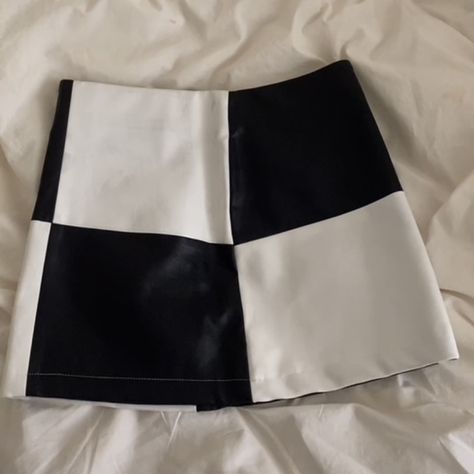 Black And White Color Block Outfit, Black And White Color Block Dress, Black And White Mini Skirt Outfit, Black And White Clothes Aesthetic, Black And White Outfits Party Night, Diy Mini Skirt, Skirts Aesthetic, Skirts Leather, Black And White Mini Skirt