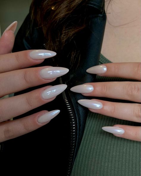 Nails Long Acrylic, Skin Itching, Acrylic Nails Short, Hailey Bieber Nails, Bieber Nails, Almond Acrylic, Pearl Nails, Almond Acrylic Nails, Soft Nails