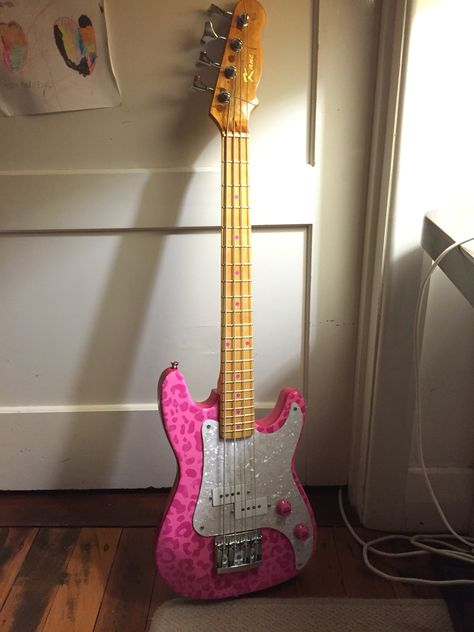 25' 1/2 short scale bass I made for my daughter. 3/4 size Strat body with a full size Strat neck. Parts from pitbullguitars.com.au #diy #guitar #bass #short scale #home made #ST1-JR Pink Bass Guitar, Singing Classes, Custom Bass Guitar, Strat Guitar, Pink Guitar, Instruments Art, Diy Guitar, Electric Guitar Design, Guitar Obsession