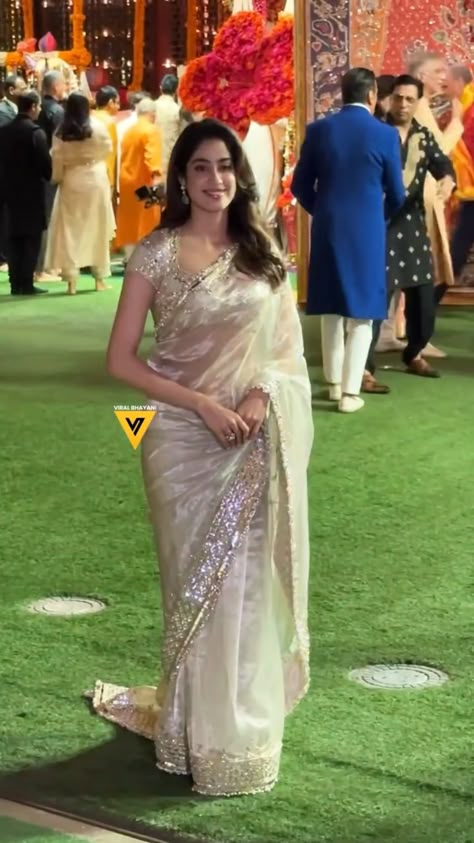 Tissue Saree For Wedding, Saree Look For Wedding Guest, Sangeet Guest Outfit, Wedding Guest Look Indian, Betrothal Dress, Indian Bridal Reception Outfit, Saree Look For Wedding, Bridal Reception Outfit, Saree Hairstyle