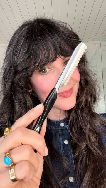 Sarah James on Instagram: "DIY Razor Bang Trim 💥 My first time trimming my own bangs (and a few side bits) with a razor! This could become a major addiction, folks. I highly recommend @jayne_edosalon bangs class - I followed her technique closely and am super happy. Class info and tools used are linked in profile! #razorcut #diyhaircut #trimbangs #curtainbangs #jaynematthews #diybangs #bangs" Cut Bangs Diy, Ways To Style Curtain Bangs, Trim Bangs, Razor Cut Hair, Self Haircut, Razored Haircuts, Sarah James, How To Cut Your Own Hair, Diy Haircut