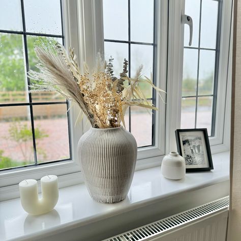 Lounge Window Sill Ideas, Styling A Windowsill, How To Style Window Sills, Bedroom Window Sill Decor Ideas, Living Room Window Sill Decor, Window Sill Ideas Decoration Living Room, Large Window Sill Decor, Small Window Sill Decor, Windowsill Decor Ideas