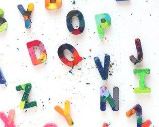 10 AWESOME ARTIST INSPIRED ART PROJECTS FOR KIDS Crayon Favors, Halloween Candy Alternatives, Alphabet Crayons, Melted Crayon Crafts, Crayon Letter, Candy Alternatives, How To Make Letters, Diy Crayons, Crayon Crafts