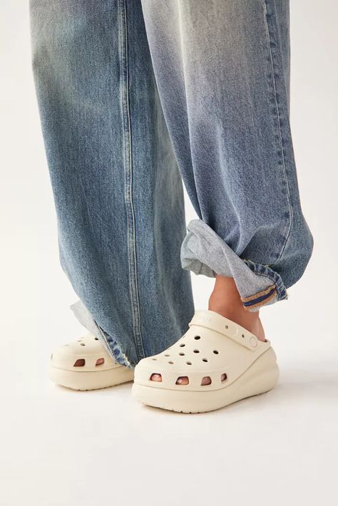 Crocs Clogs Outfits Style Women, Classic Crush Clog Outfit, Crocs Classic Bae Clog Outfit, Women’s Crocs, Crush Clog Crocs Outfit, Crush Crocs Outfit, Crush Clog Outfit, Bone Crocs Outfit, Crocs Crush Clog Outfit