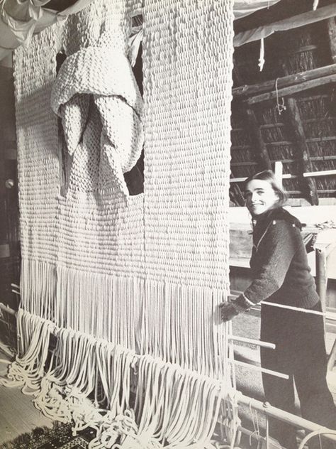 Sheila Hicks and her macrame art.  #macrame #artist #pioneer Sheila Hicks, Textil Design, Textile Fiber Art, Fibres Textiles, Weaving Textiles, Modern Macrame, Macrame Art, Weaving Art, Soft Sculpture