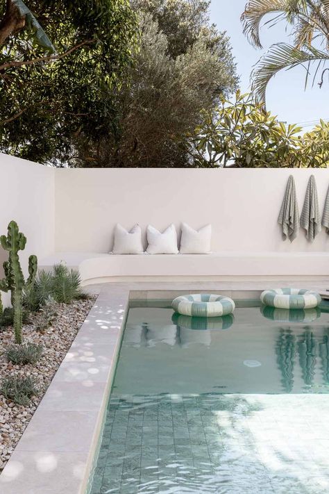 Mid-Century Modern Influences This Palm Beach Home | ABI Interiors Modern Mediterranean Backyard, Kleiner Pool Design, Backyard Pool Design, Moderne Pools, Dream Backyard Pool, Outdoor Pool Area, Pools Backyard Inground, Balkon Design, Pool Landscape Design