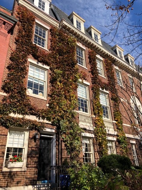 Aesthetic Apartments Exterior, Apartment Building Exterior Aesthetic, Cozy Apartment Exterior, Cute Old Apartment, Traditional Apartment Building, Apartment Downtown Aesthetic, Vintage Apartment Exterior, Cute Apartment Building, Townhouse Aesthetic Interior